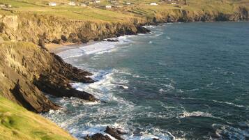 Plage à proximité, chaises longues, serviettes de plage