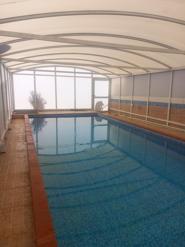 من حمّامات السباحة المغطاة، حمّام سباحة مُدفَّأ