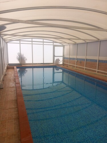 Hiljainen mökki keskellä tarhaan