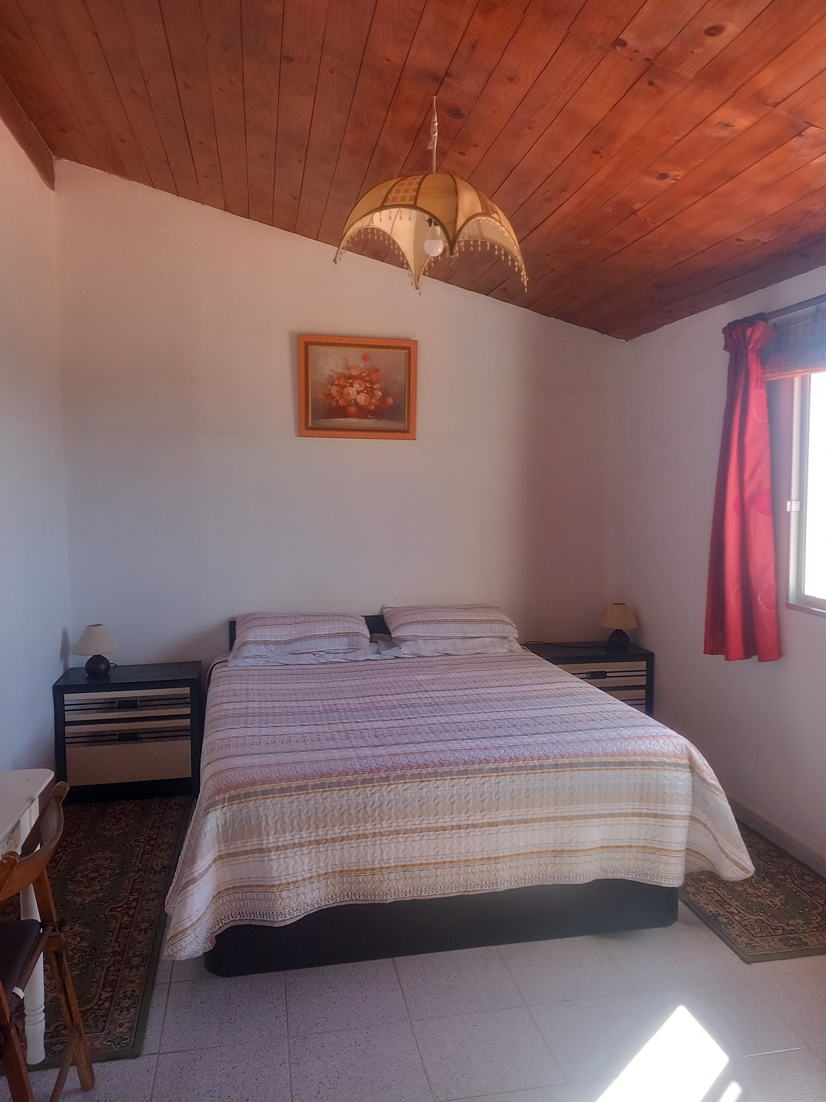 1 slaapkamer, een strijkplank/strijkijzer, gratis wifi, beddengoed