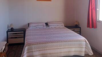 1 dormitorio, tabla de planchar con plancha, wifi gratis y ropa de cama