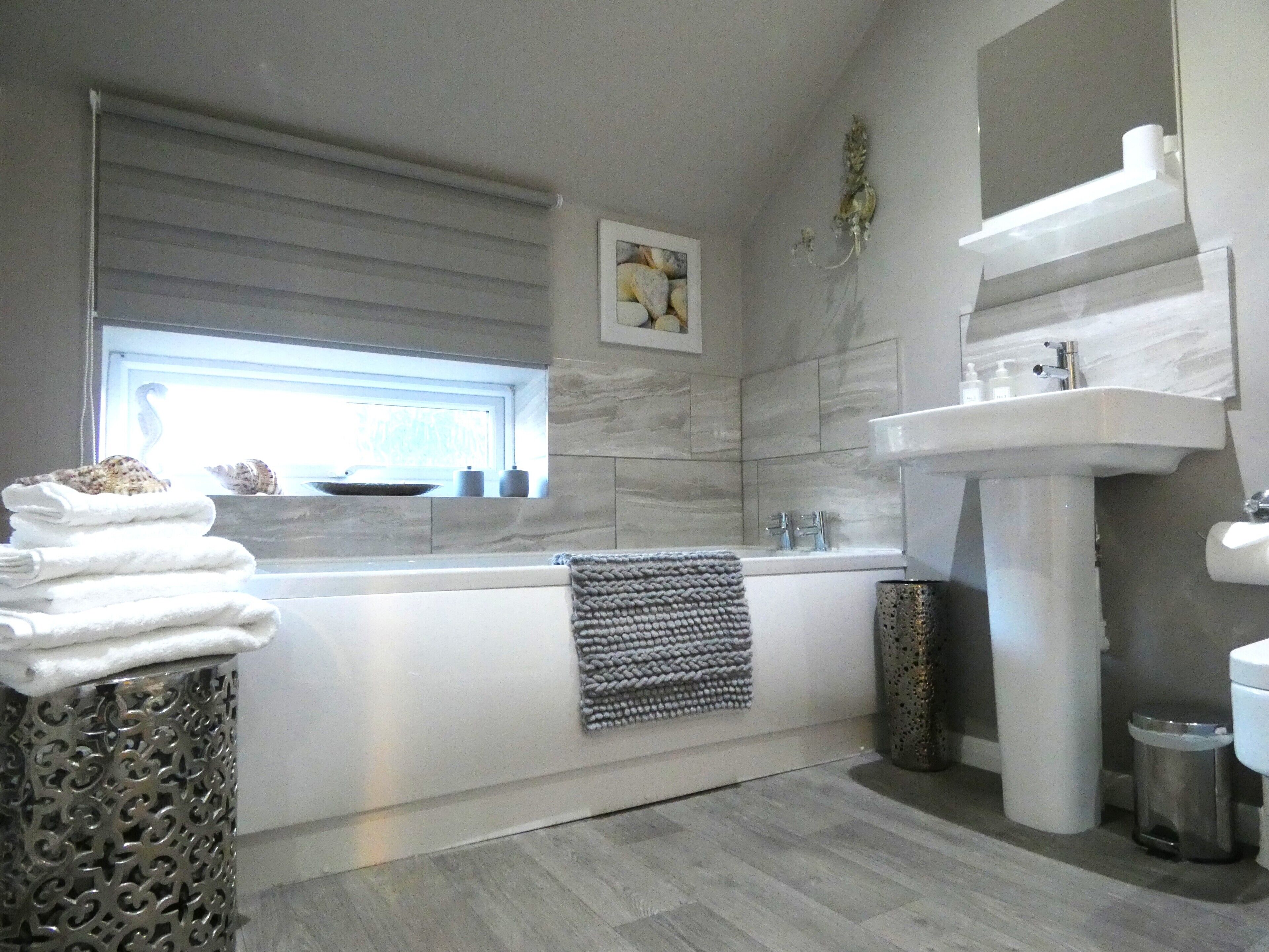 Badewanne, Haartrockner, Handtücher, Seife