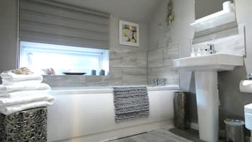 Badewanne, Haartrockner, Handtücher, Seife