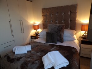 3 habitaciones, tabla de planchar con plancha, wifi y ropa de cama 