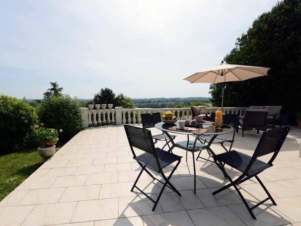 Outdoor dining - GITE CLOSE TO PUY DU FOU 10 mins FROM VILLA MAGDALENA (Sèvremont)