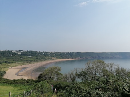 Beach nearby. 'Le Chalet' 2 bedroom sleeps 5 short walk to beach