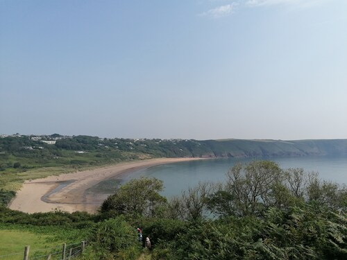 'Le Chalet' 2 bedroom sleeps 5 short walk to beach