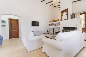 Smart TV, fireplace, DVD player, books - Villa With Private Pool with Sea Views . Homely  traditional majorcan house (Deyá)
