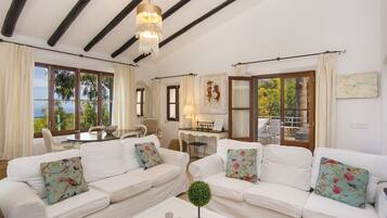 Una Smart TV, una chimenea, una mesa de tenis de mesa