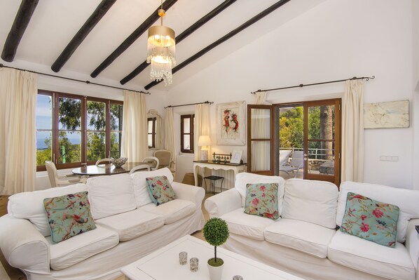 Smart TV, fireplace, ping pong - Villa With Private Pool with Sea Views . Homely  traditional majorcan house (Deyá)