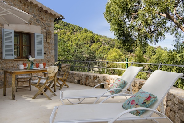 Outdoor dining - Villa With Private Pool with Sea Views . Homely  traditional majorcan house (Deyá)