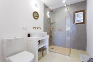 Douche, sèche-cheveux, serviettes fournies, savon