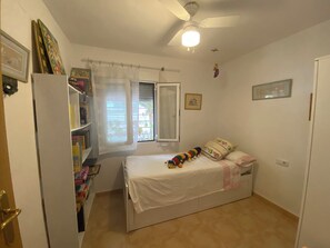 3 chambres, bureau, fer et planche à repasser, lit de bébé portatif