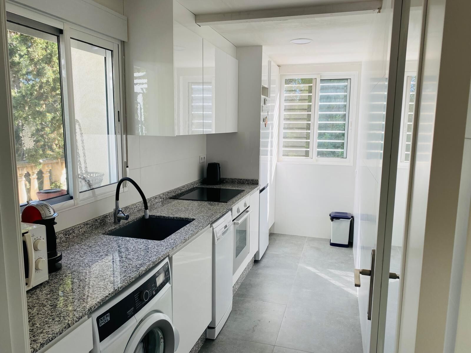 Réfrigérateur, micro-ondes, four, cafetière/bouilloire