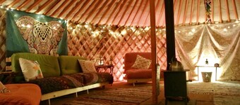 Mongolsk Yurt med bjælkehytte køkken / badeværelse i Berwyn Mountains, Nord Wales