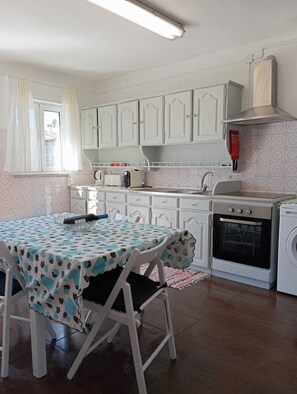 Køleskab, mikrobølgeovn, ovn, kogeplade