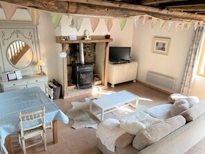 TV, fireplace, DVD player, books - An exquisite romantic gite, ideal for couples. 10% off  Brittany ferries  (Barenton)