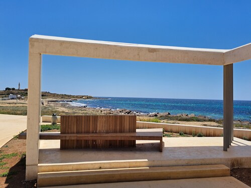 Quality garden apt on the coast. Sea view Free Paphos airport transfers & aircon