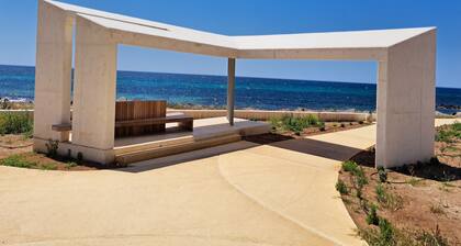 Quality garden apt on the coast. Sea view Free Paphos airport transfers & aircon