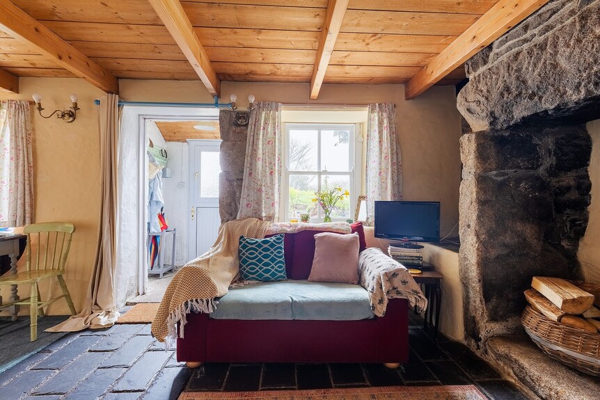 Remote Cottage With Woodburner Surrounded By Farmland - Redruth