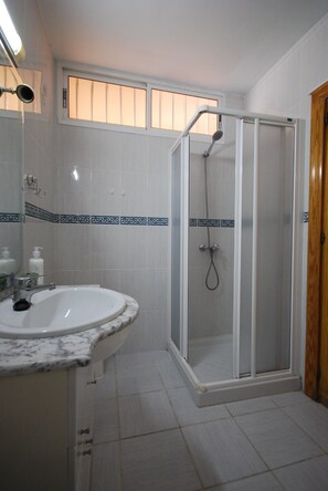 Dusche, Haartrockner, Handtücher, Seife