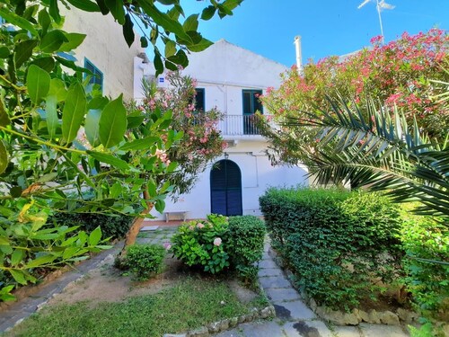 Stately residence in the center, with garden