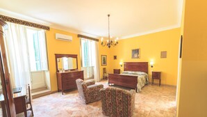 A bedroom with a bed, two chairs, a dresser, and a mirror. - Stately residence in the center, with garden (Vasto)