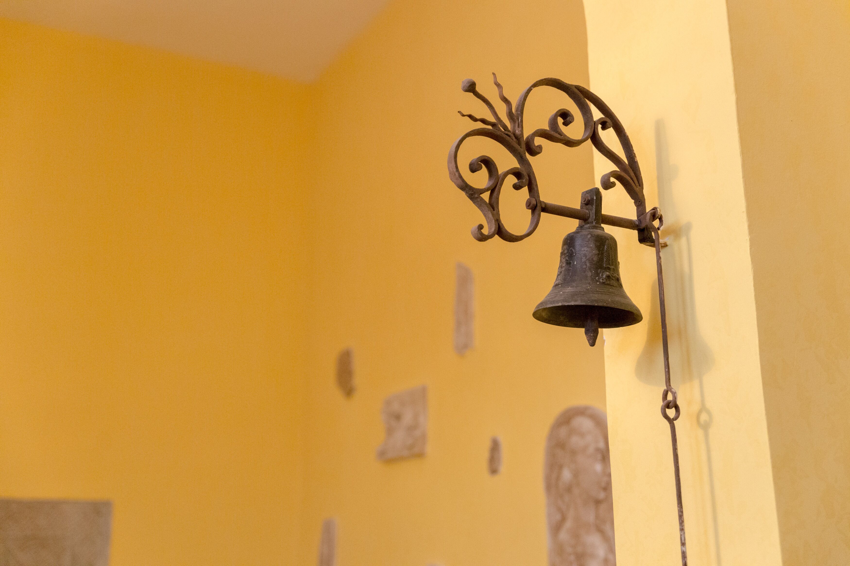 Una campana a muro con un elemento decorativo in metallo.