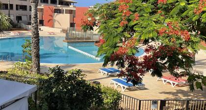 Tilava huoneisto, iso terassi (36m2), lämmitetty uima-allas, merinäköala (300m)