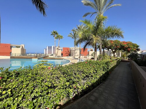 Geräumige Wohnung, große Terrasse (36m2), beheizter Pool, Meerblick (300 m)
