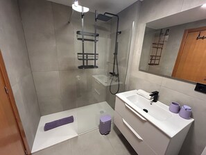 Combined shower/bathtub, hair dryer, bidet, towels