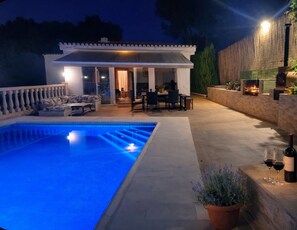 Terrace and pool by night - Wonderful Villa, Heated Pool, Beautiful Town, Perfect for Families and Groups (Genovés)