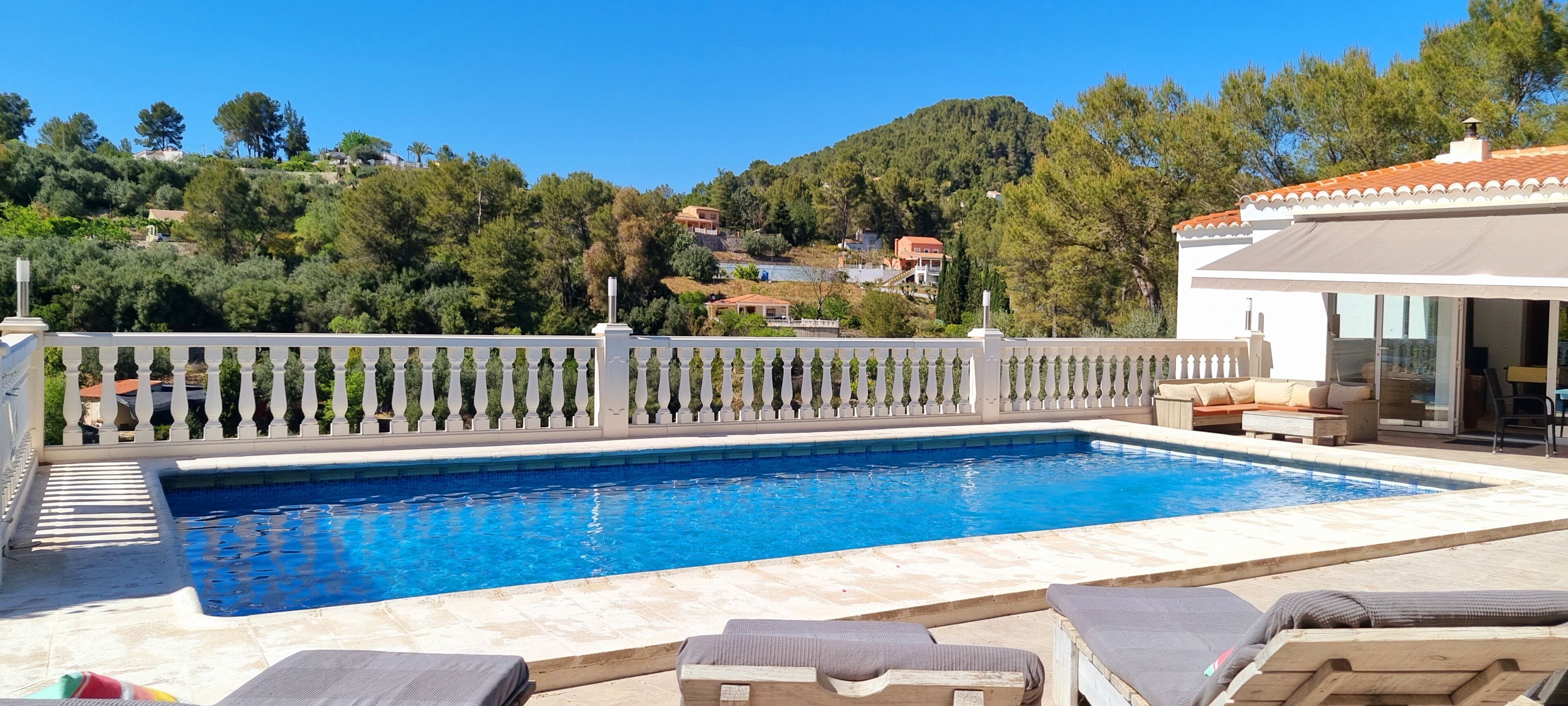 Een buitenzwembad, een verwarmd zwembad