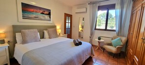 4 bedrooms, desk, iron/ironing board, free WiFi