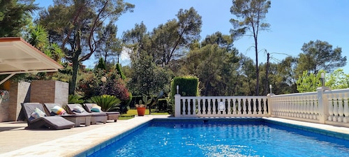 Wonderful Villa, Heated pool, Beautiful Town, Perfect for Families and Groups
