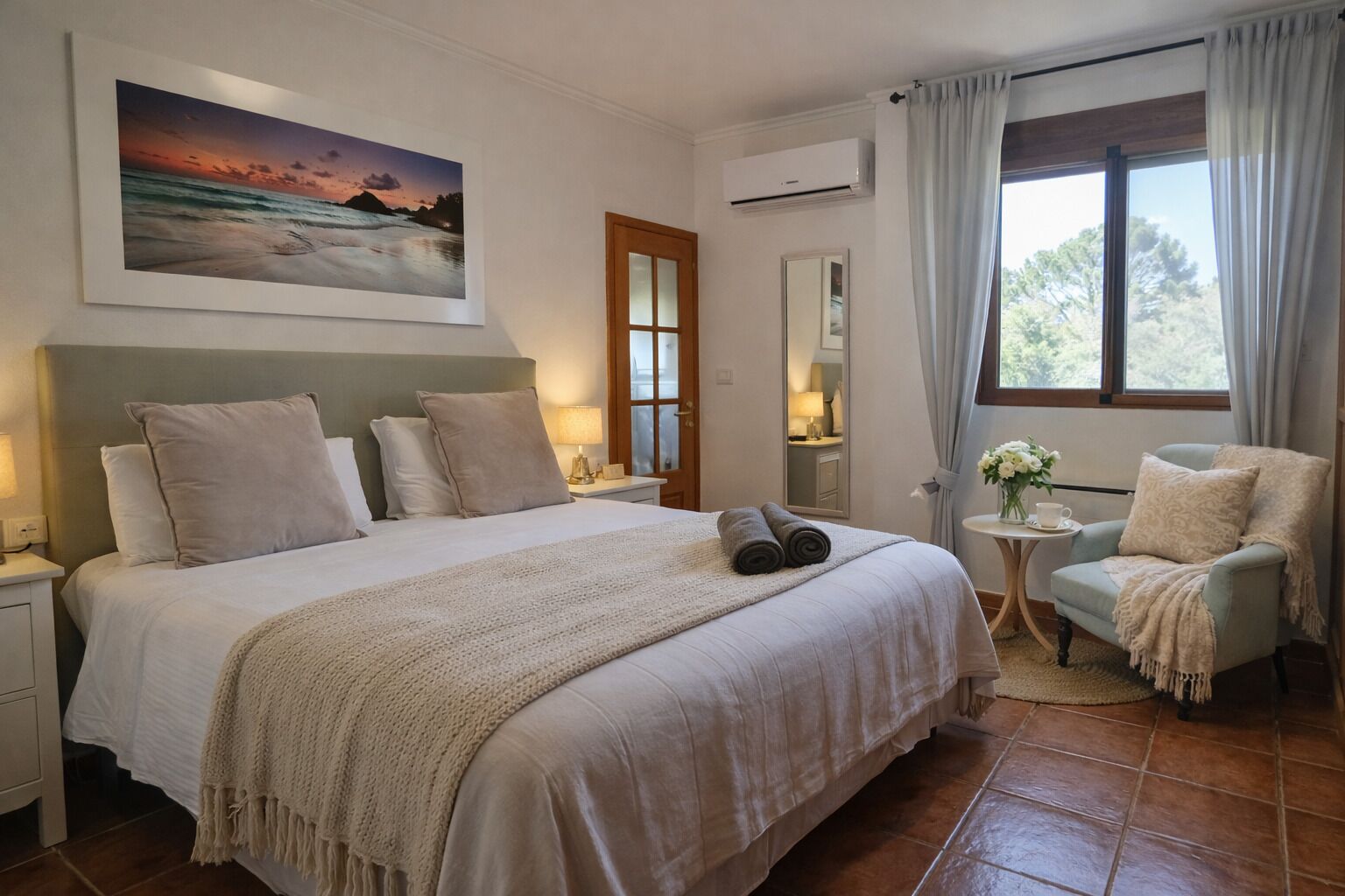 4 slaapkamers, een bureau, een strijkplank/strijkijzer, gratis wifi