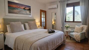 4 slaapkamers, een bureau, een strijkplank/strijkijzer, gratis wifi