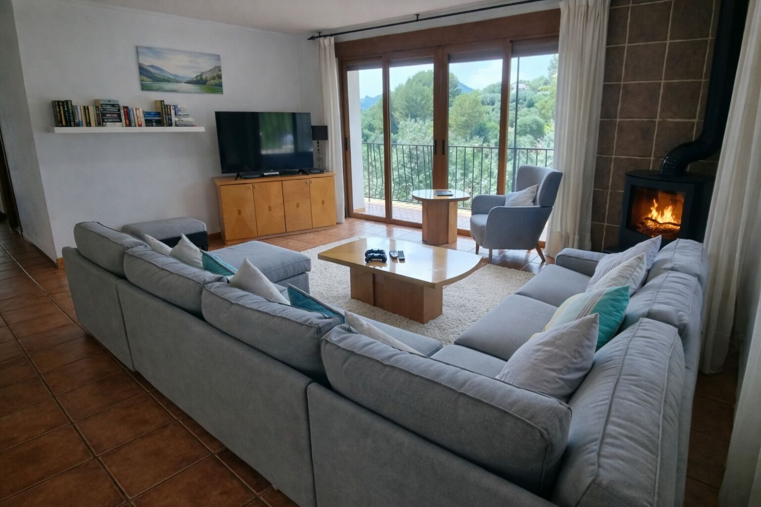 Een smart-tv, een open haard, videogames en Netflix