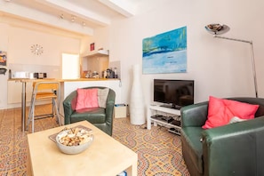 Télévision, lecteur de DVD, livres, vidéothèque