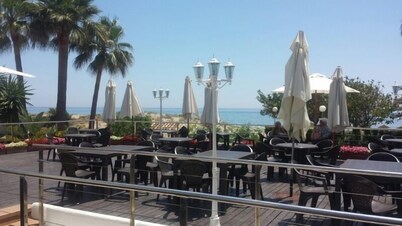 House in first line of Los Monteros Beach (Marbella), Free WiFi,