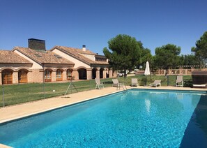 Outdoor pool - Large house for families up to 24 pax. 15 minutes from Salamanca. Barbecue, A/C and WIFI (Almenara de Tormes)