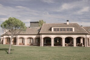 Exterior - Large house for families up to 24 pax. 15 minutes from Salamanca. Barbecue, A/C and WIFI (Almenara de Tormes)