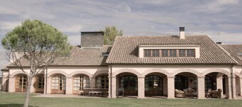 Large house for families up to 24 pax. 15 minutes from Salamanca. Barbecue, A/C and WIFI