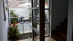 Ein modernes Interieur mit einer Glastür, die auf einen Balkon im Freien führt.
