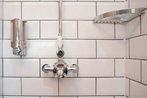 Dusche, kostenlose Toilettenartikel