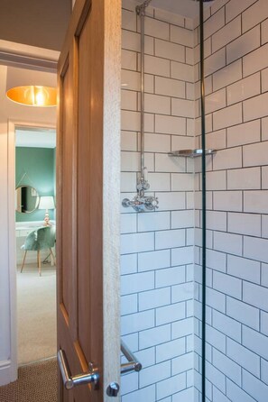 Shower, free toiletries, shampoo
