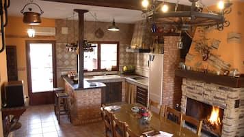 Geladeira, micro-ondas, fogĂŁo, cooktop