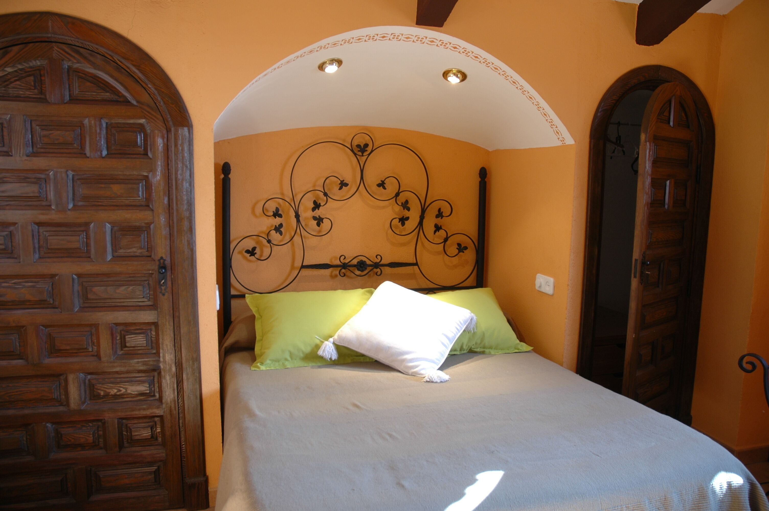 Een strijkplank/strijkijzer, internet, beddengoed