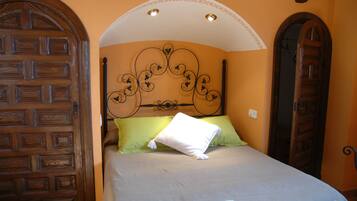 Een strijkplank/strijkijzer, internet, beddengoed