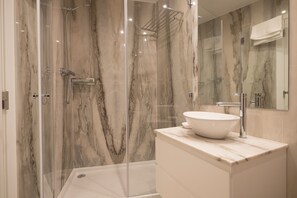 Shower, hair dryer, bidet, towels